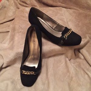 Karen Scott black pumps